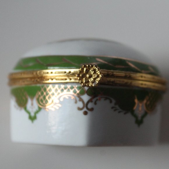 Heart-Shaped Gold & Green Design Porcelain Jewelry Box with  Romantic Scene - Picture 8 of 16